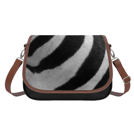 Ajoutez une touche sauvage à votre garde-robe avec ce sac au motif imprimé zèbre. Conçu en cuir PU de haute qualité, ce sac allie style et fonctionnalité, offrant un espace généreux pour tous vos essentiels tout en vous démarquant par son design audacieux.
